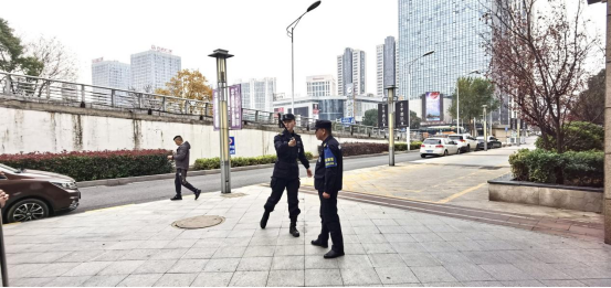 強化保安隊伍訓練 提升保衛(wèi)應急處置能力——潤州保安公司開展領(lǐng)誠廣場保安隊員防爆器械技能專項培訓