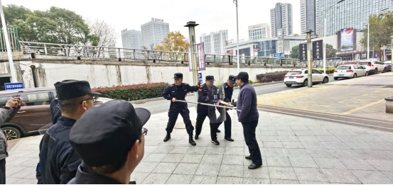 強化保安隊伍訓練 提升保衛(wèi)應急處置能力——潤州保安公司開展領(lǐng)誠廣場保安隊員防爆器械技能專項培訓