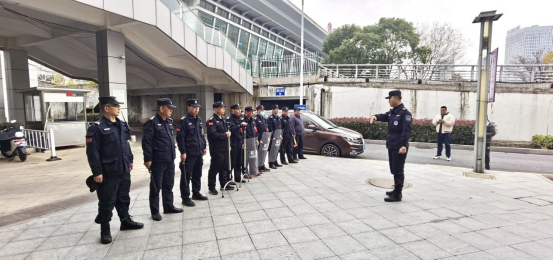 強化保安隊伍訓練 提升保衛(wèi)應急處置能力——潤州保安公司開展領(lǐng)誠廣場保安隊員防爆器械技能專項培訓