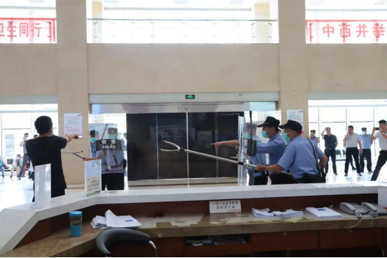 潤州保安聯(lián)合潤州公安分局“潤安”護(hù)盾急先鋒護(hù)衛(wèi)隊(duì)、鎮(zhèn)江市中西醫(yī)結(jié)合醫(yī)院開展應(yīng)急突發(fā)事件演練