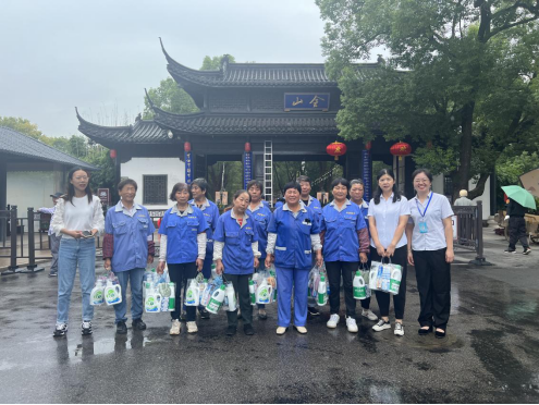 金山街道總工會慰問金山公園服務(wù)人員